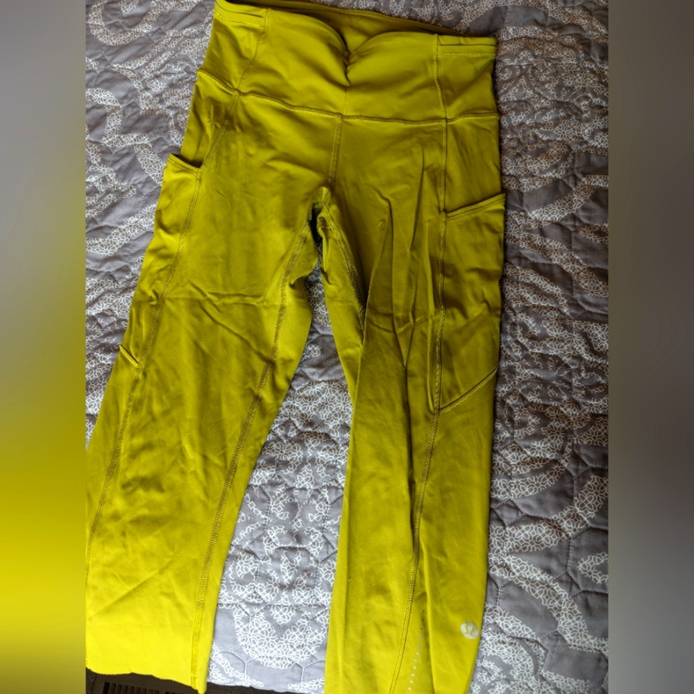 Lululemon size 6 Mustard Fast and free crop Leggings